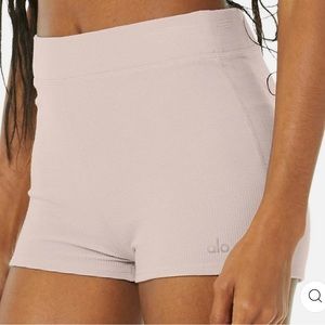 BRAND NEW WITH TAGS - ALO YOGA MICRO WAFFLE PLEASANT BOYSHORT (DUSTY PINK, XS)